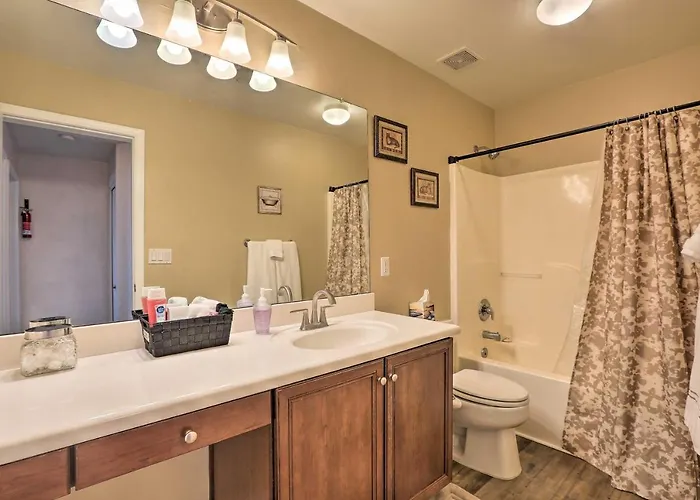 Modern Tucson W/ Patio + Saltwater Pool! Holiday home
