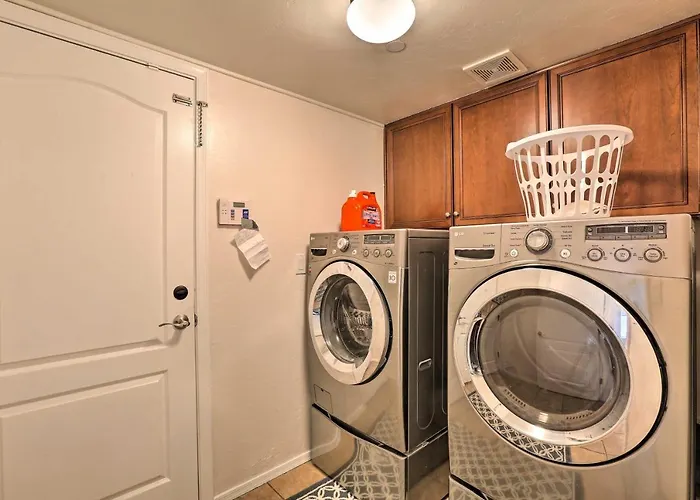 Modern Tucson W/ Patio + Saltwater Pool! Holiday home